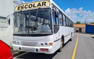 Áudio Dupla armada assalta ônibus escolar e ameaça estudantes em