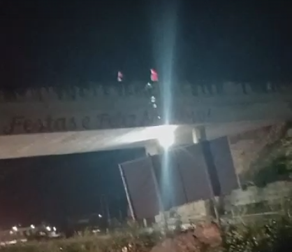 Vídeo Corpo de Bombeiros resgata mulher que tentava pular de viaduto