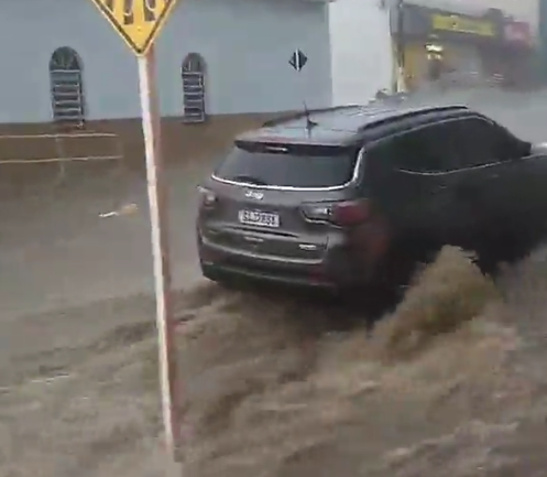 Vídeo Torrentes de água geradas por chuva tomam conta do Centro de