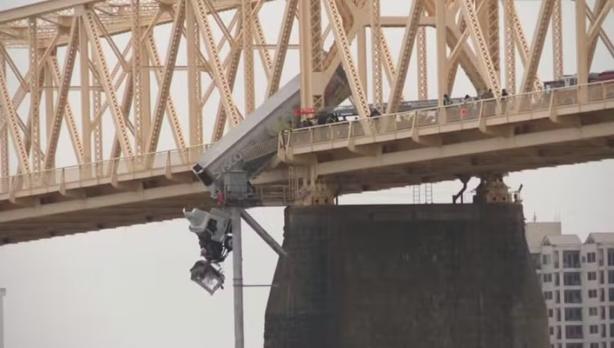 V Deo Mostra Acidente Que Deixou Caminh O Pendurado Em Ponte Dos