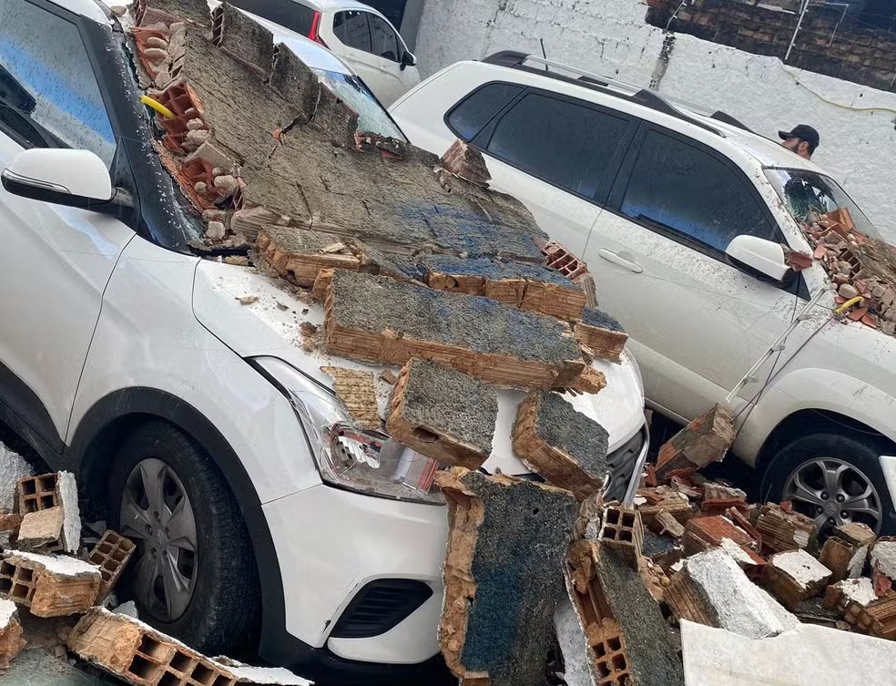 Vídeo Caminhão colide muro de academia e cinco carros são