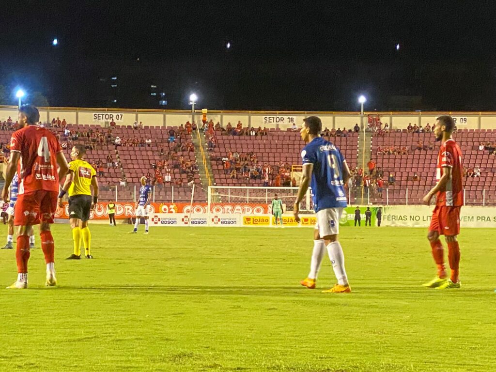 Cruzeiro tem jogador expulso, perde para o Sergipe por 2 a 1 e cai para a 6ª colocação no grupo A-4
