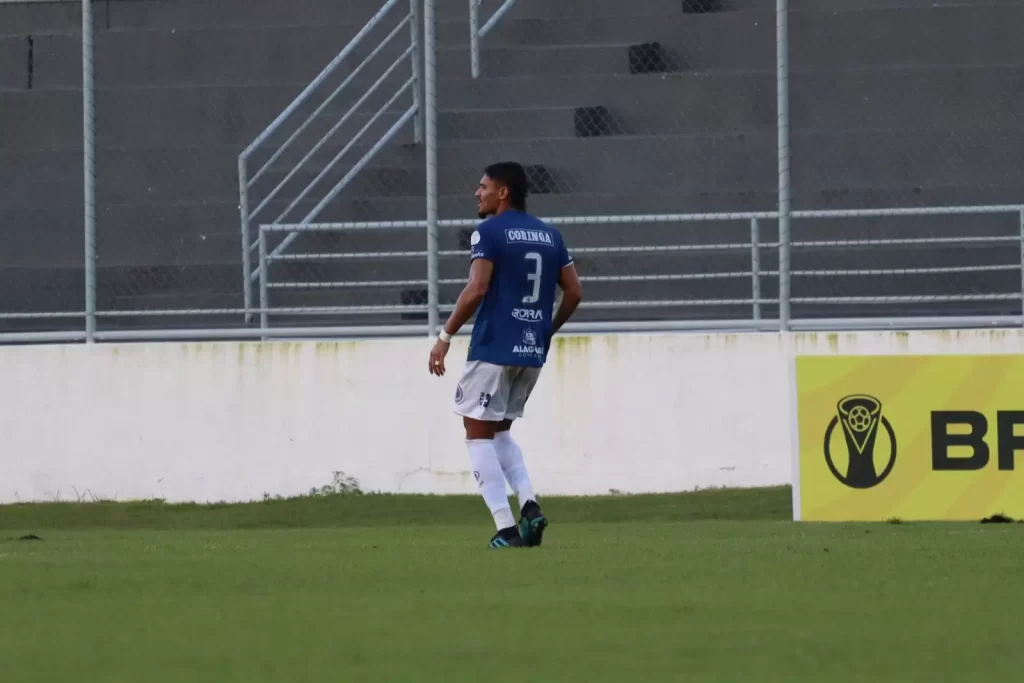 Cruzeiro de Arapiraca anuncia renovação de contrato do zagueiro Vera Cruz