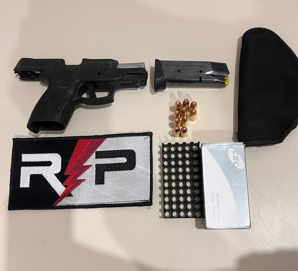 Homem é levado para a Central de Polícia após ser encontrado com arma de fogo, em Arapiraca