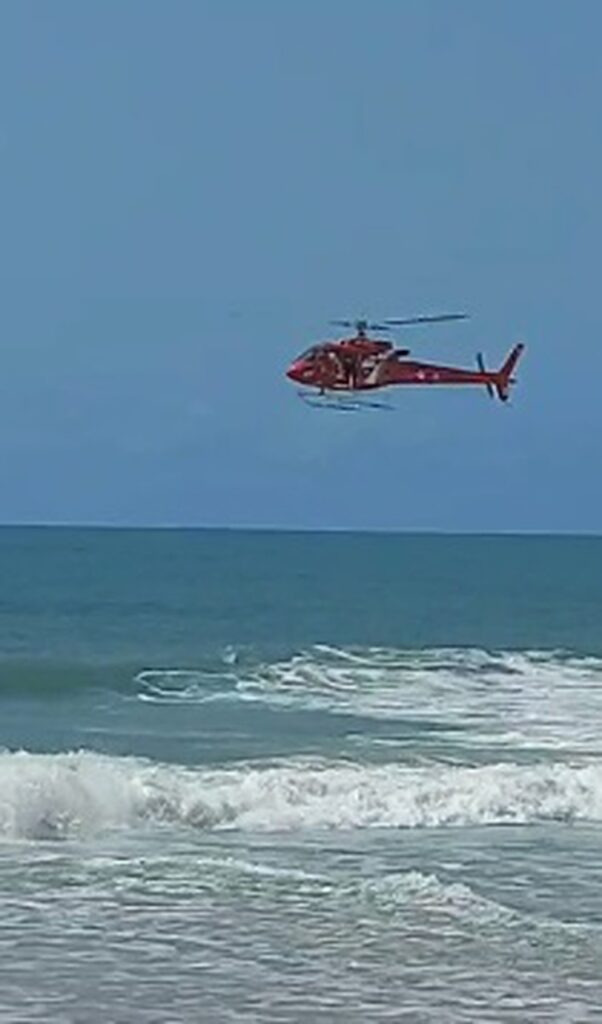 [Vídeo] Jovem desaparece após brincar com colchão inflável e cair na água, em praia do litoral sul de Alagoas