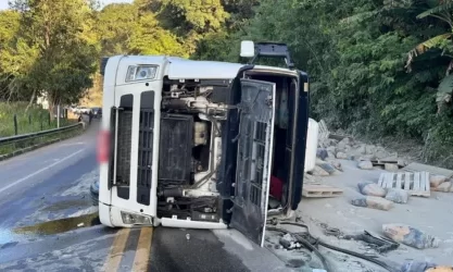 Carreta carregada com cimento tomba na BR-316, em Atalaia