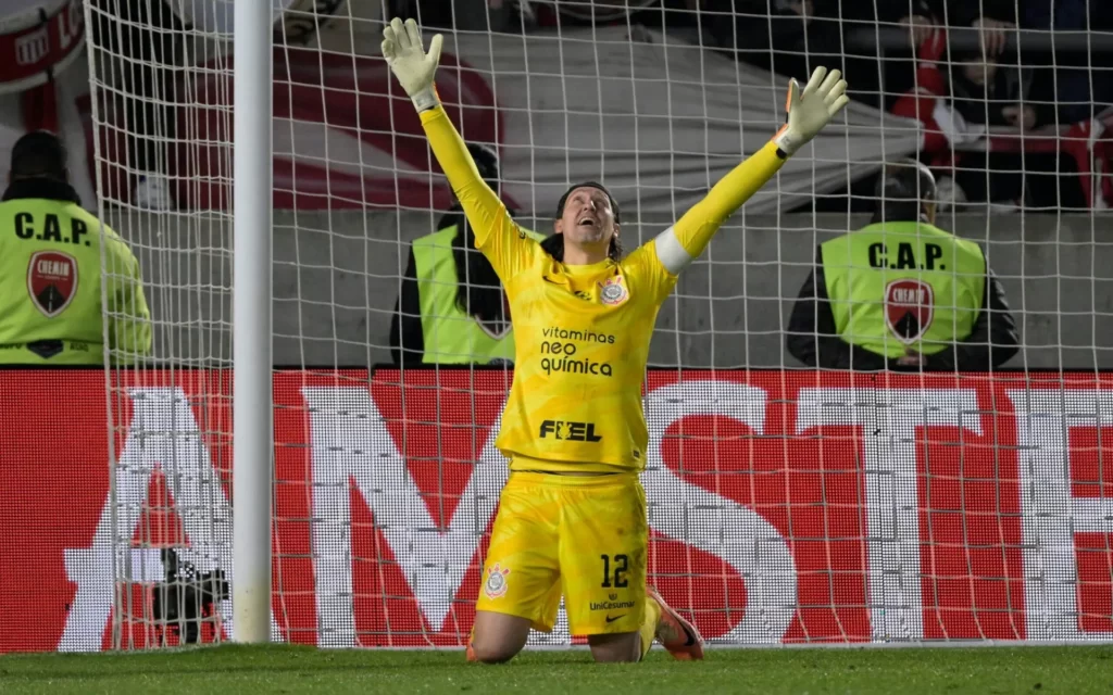 Na Argentina, Corinthians vence Estudiantes nos pênaltis e avança à semifinais da Sul Americana