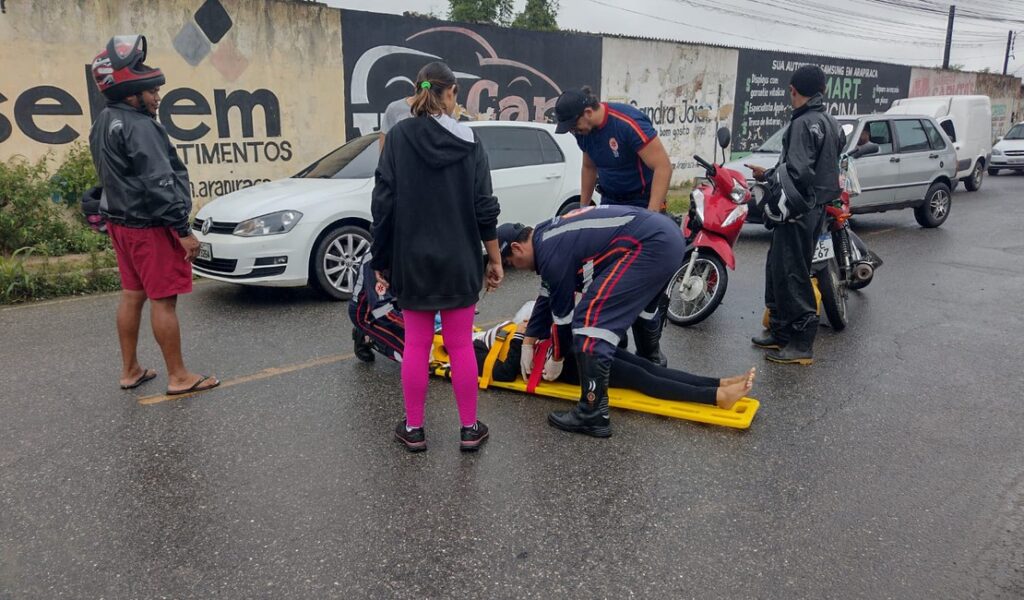 Motos colidem e duas pessoas são levadas para o Hospital de Emergência, em Arapiraca