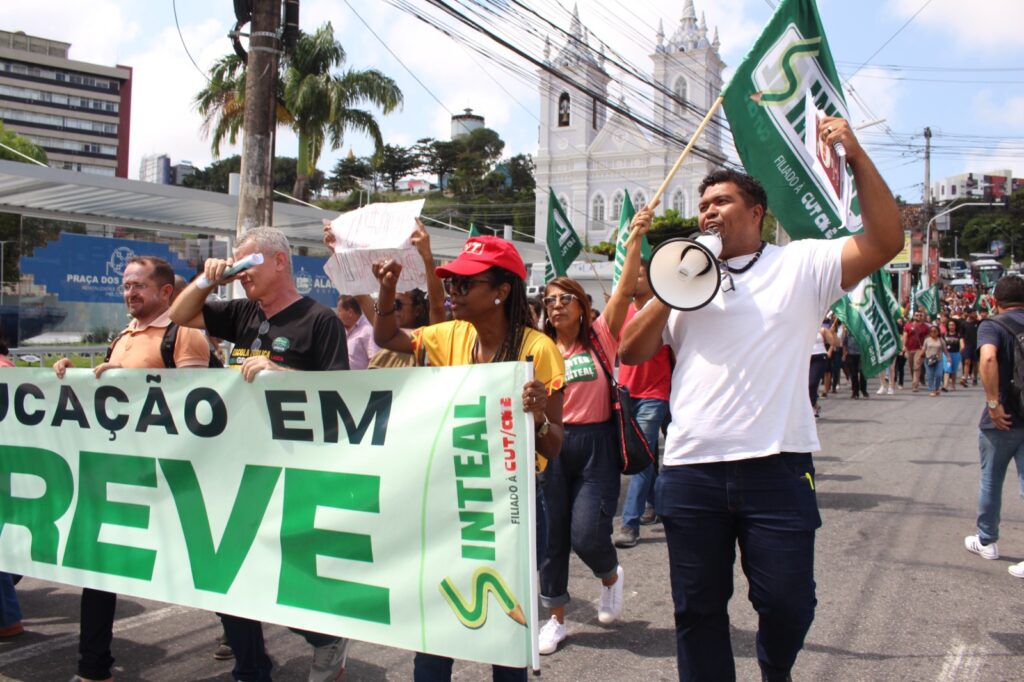 Professores decidem, em assembleia, manter greve considerada ilegal pela Justiça