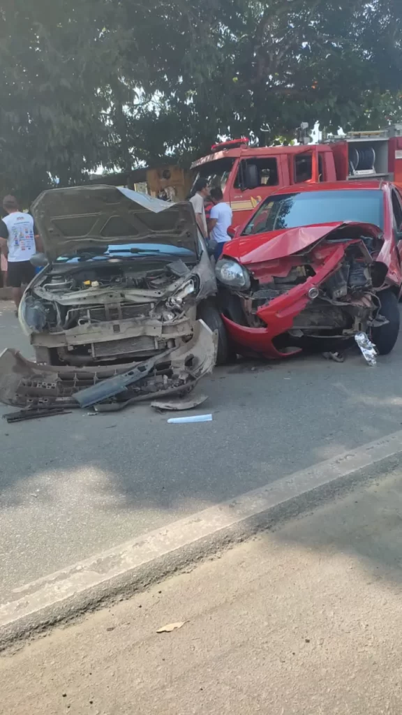 Carros colidem e duas pessoas ficam feridas, em União dos Palmares