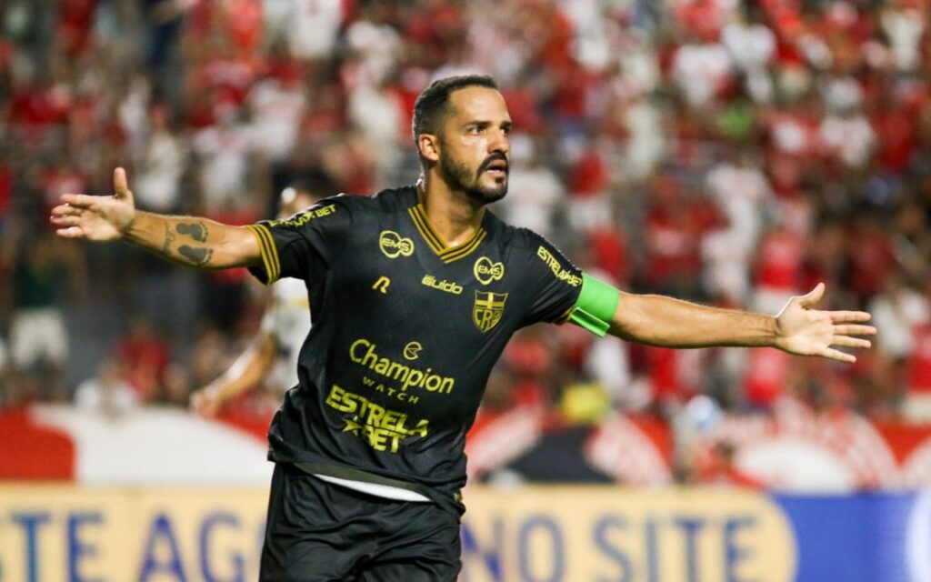 Anselmo Ramon volta a treinar e deve ficar à disposição do CRB para enfrentar o Vitória