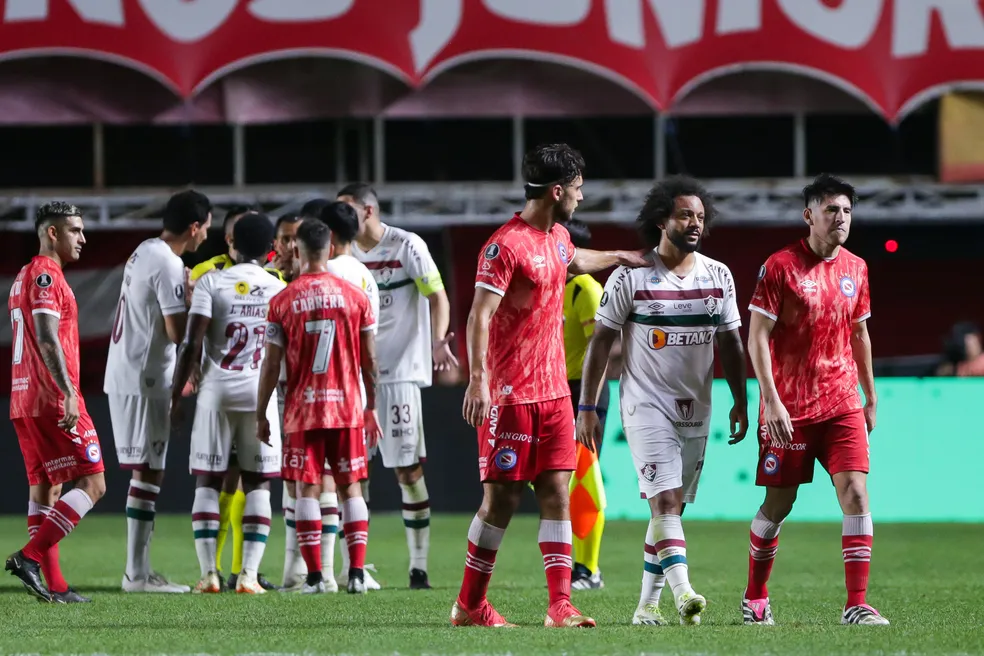 Em lance acidental, Marcelo, do Fluminense, quebra a perna de rival, é expulso e chora; imagem forte