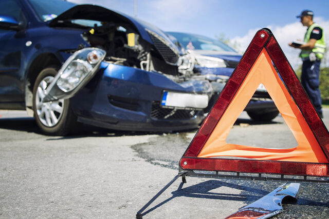 Carro capota e condutor fica levemente ferido, em Jequiá da Praia