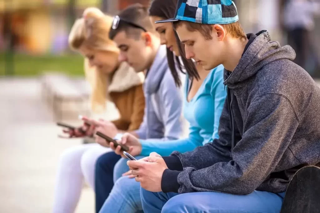 Brasil é o 2º país que fica mais tempo no celular ou em outros eletrônicos