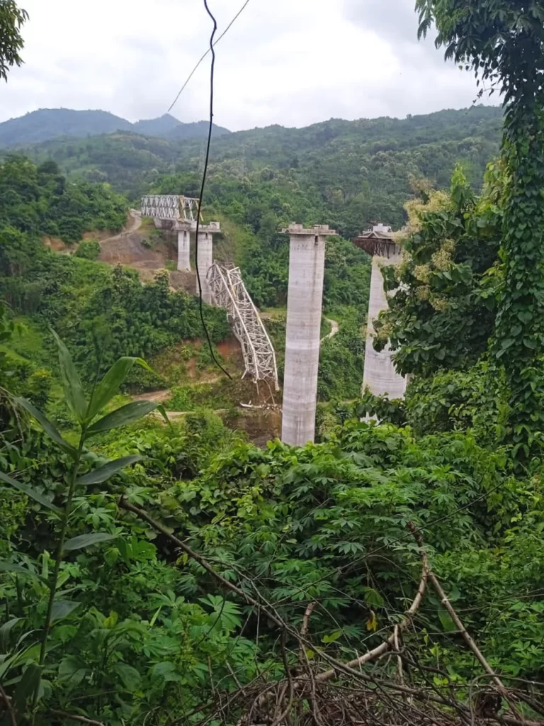 Ponte em construção desaba e mata 26 trabalhadores na Índia