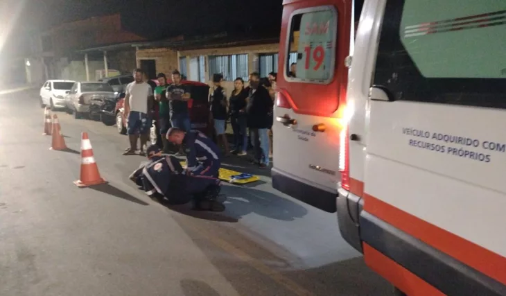 Homem fica ferido após moto derrapar na pista e colidir com carro, em Arapiraca