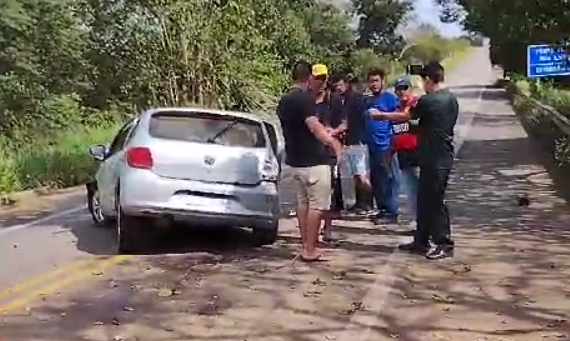 [Vídeos] Colisão entre veículos faz picape sair da pista, na BR-316, próximo a Belém