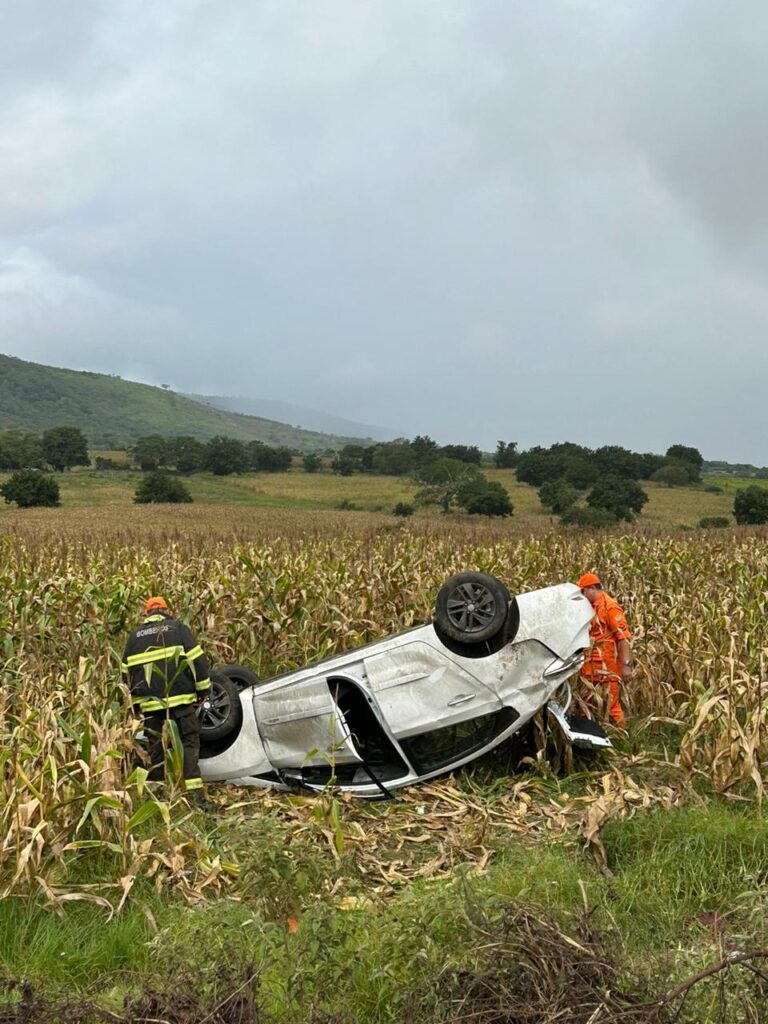 [Vídeo] Carro capota próximo ao Bar do Neguinho, na Serra das Espias, em Palmeira dos Índios