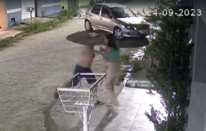 [Vídeo] Homem é preso após agredir fisicamente e ferir a boca de sua companheira, em Arapiraca