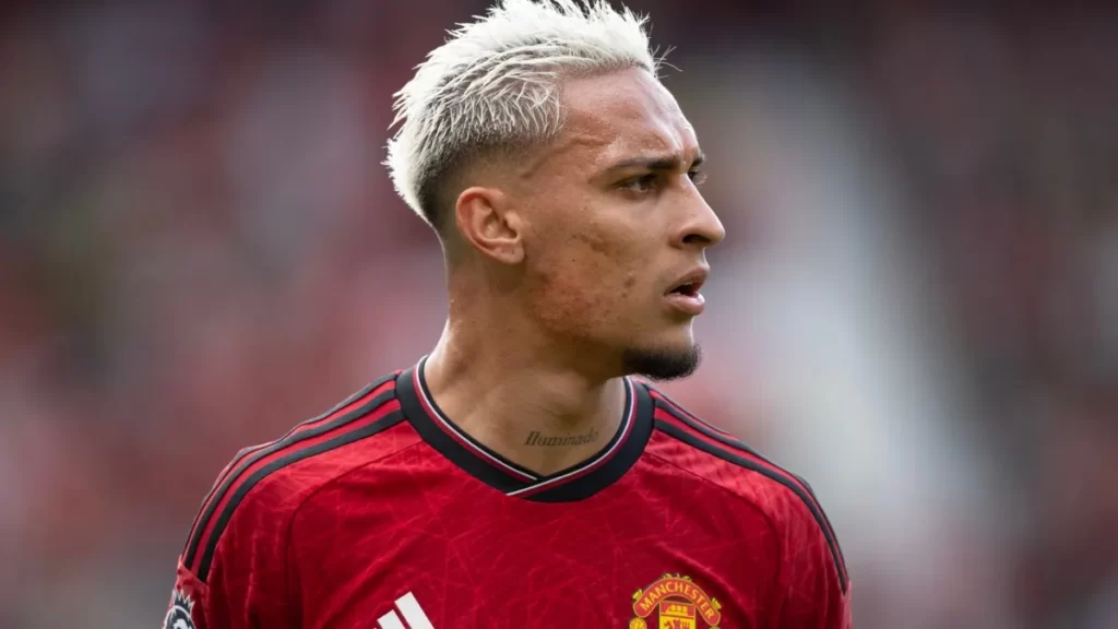 Antony é afastado pelo Manchester United após acusação de agressão a ex-namorada