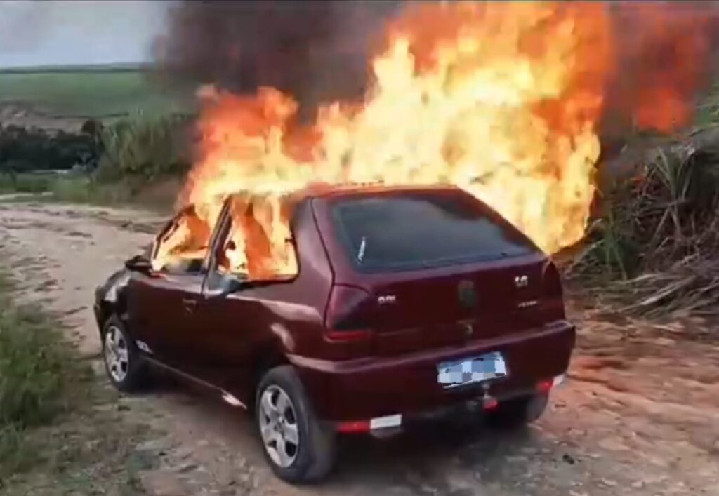[Vídeo] Condutor mata jovem atropelada, é espancado e tem carro incendiado