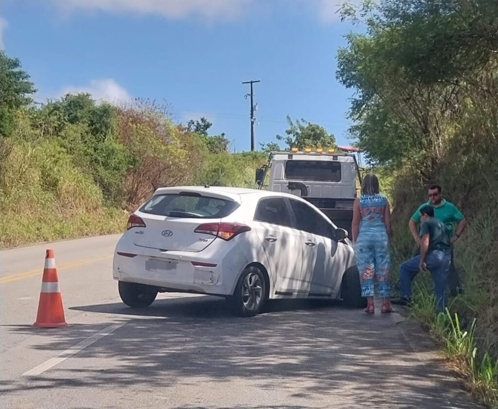 Professora cochila ao volante e carro colide com barreira da Serra das Espias, em Palmeira dos Índios