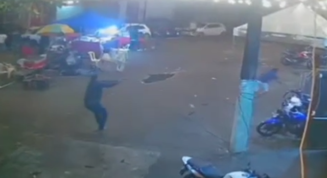Vídeo mostra momento em que homem é morto na frente da Orákulo, em Maceió