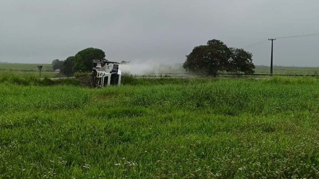 Caminhão-tanque tomba em Satuba e PRF fala sobre risco de explosão