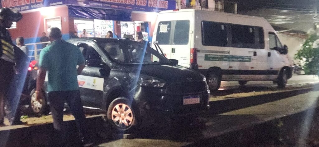 [Vídeo] Taxista perde o controle de carro e invade calçada, em Palmeira dos Índios