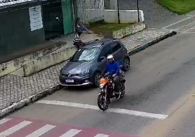 [Vídeo] Homem furta motocicleta e é flagrado por câmeras de videomonitoramento, em Palmeira dos Índios