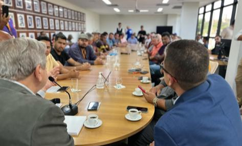 Dirigentes de 29 clubes se reúnem com Governador em exercício e pedem apoio financeiro