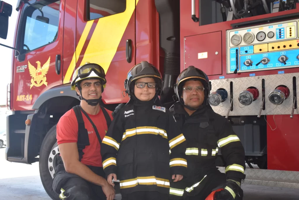 Criança realiza o sonho de voar de helicóptero com os bombeiros em Maceió antes de perder a visão