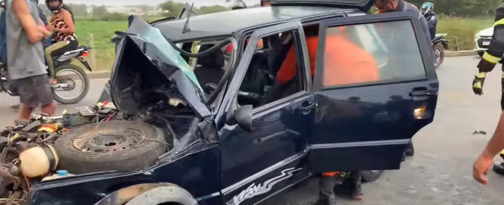 Acidente envolvendo Caminhão Baú e Fiat Uno é registrado na AL 220 em Arapiraca, nesta segunda-feira