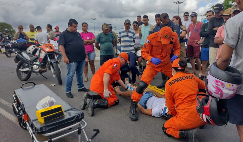 Ao tentar escapar de colisão, mulher colide moto com carro e fica ferida