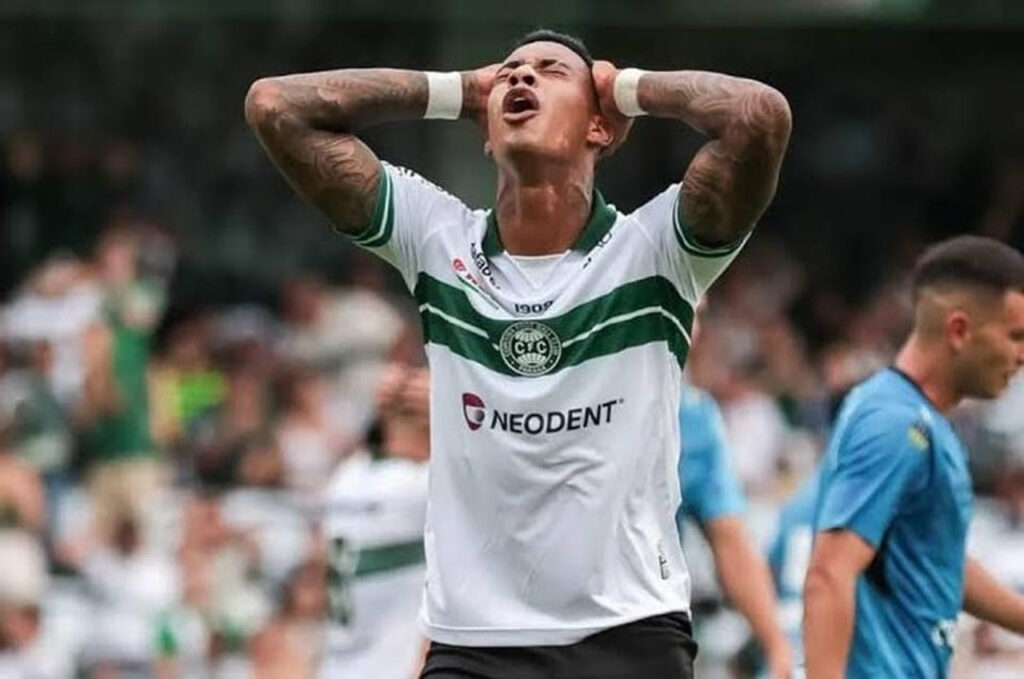 Fifa torna mundial suspensão de Alef Manga; ex-Coritiba, atacante atuou por ASA e Coruripe