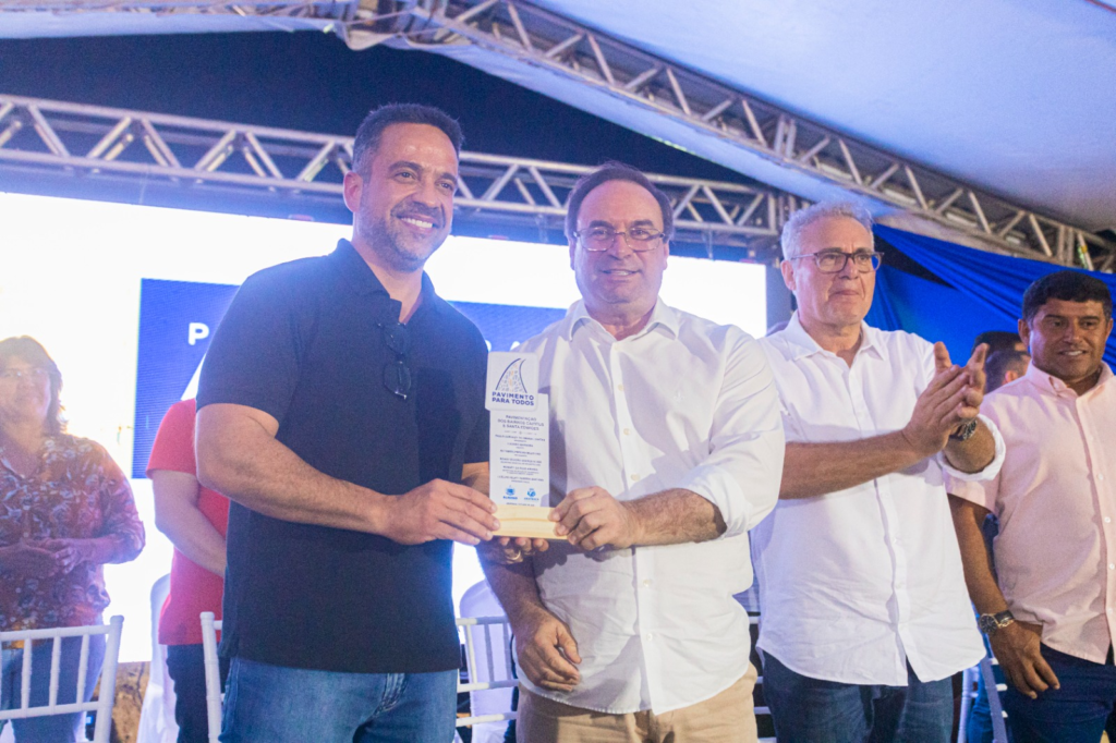 Prefeitura de Arapiraca entrega ruas pavimentadas; Paulo Dantas e Renan Calheiros estiveram ao lado de Luciano Barbosa