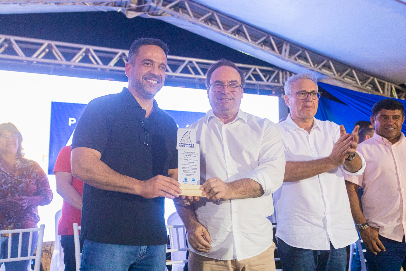 Prefeitura de Arapiraca entrega ruas pavimentadas; Paulo Dantas e Renan Calheiros estiveram ao lado de Luciano Barbosa