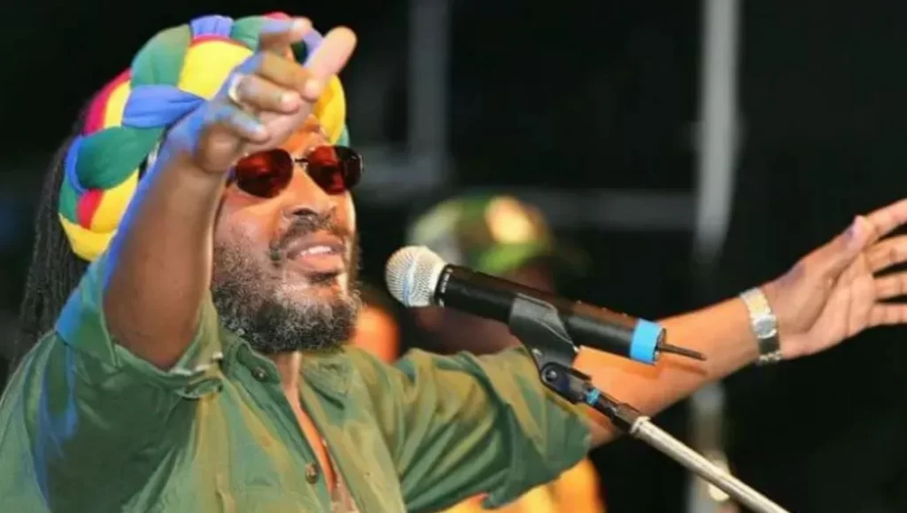 Casa do cantor Edson Gomes é invadida na Bahia
