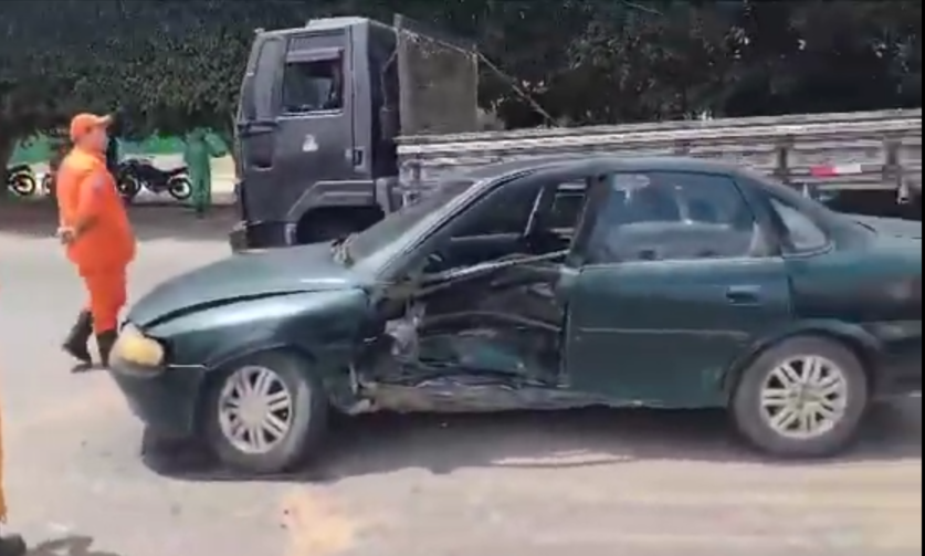 [Vídeo] Colisão lateral entre veículos deixa condutores feridos, em Arapiraca