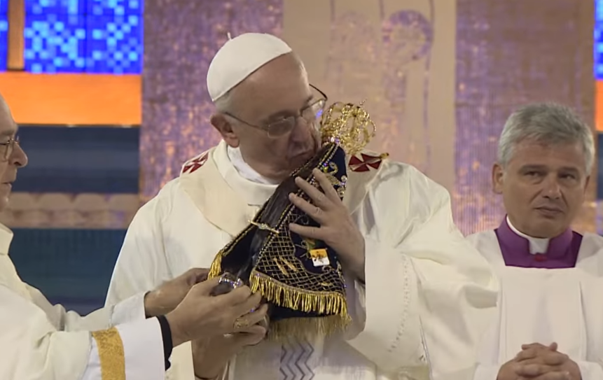 [Vídeo] Papa Francisco pede para que Nossa Senhora Aparecida cuide dos brasileiros e lembra de viagem a Aparecida