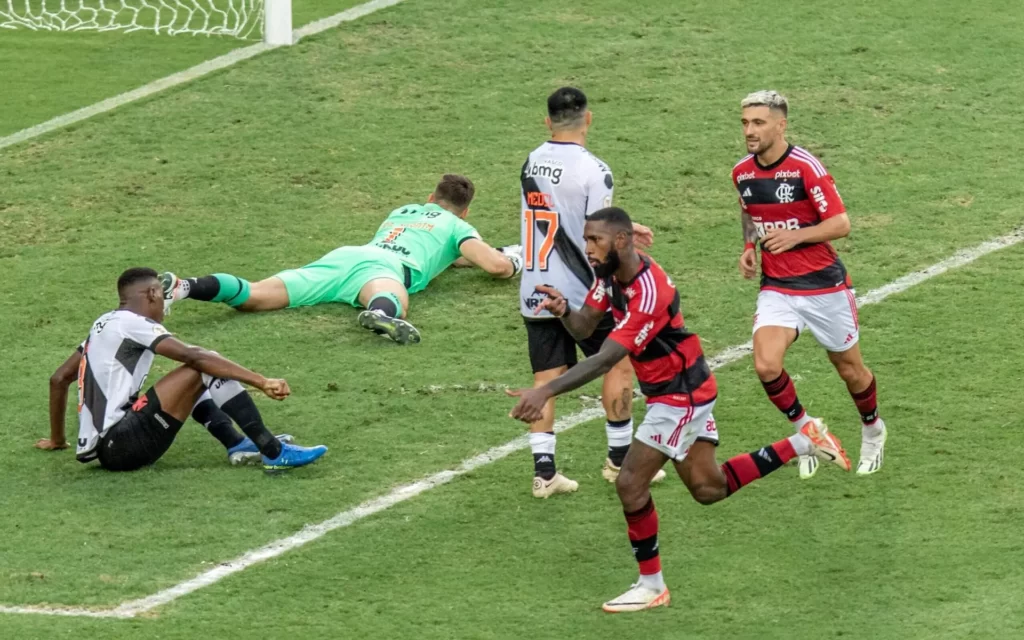 Brasileirão: rodada com jogo de “dois dias”, vitória do Fla, goleada do Inter e a violência no RJ