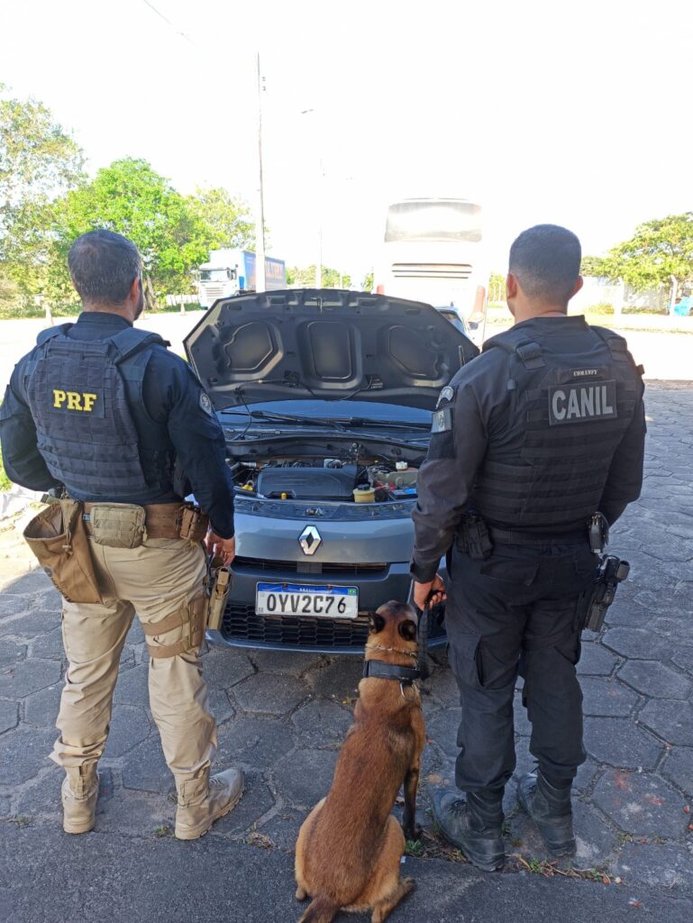 Agentes da PM e da PRF abordam veículo com queixa de furto ou roubo, em São Sebastião