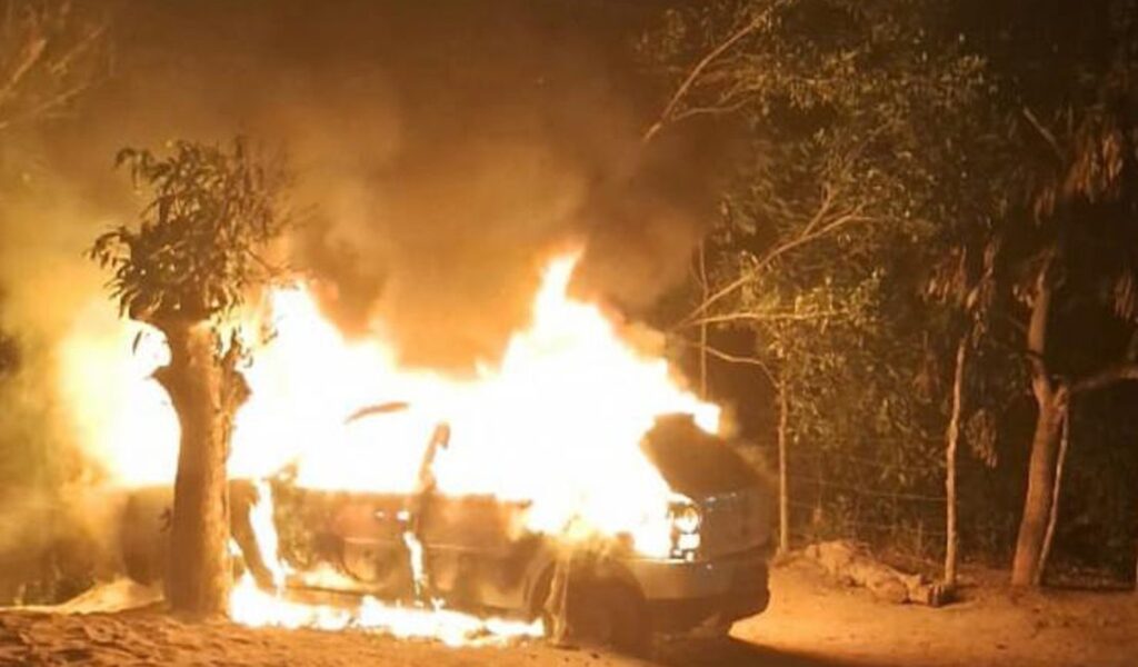 Carro é foco de incêndio e bombeiros são acionados, em Branquinha