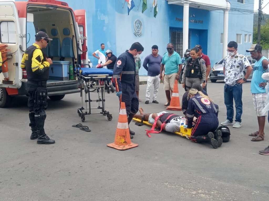 [Áudio e vídeo] Colisão entre carro e moto deixa um homem ferido, em Palmeira dos Índios