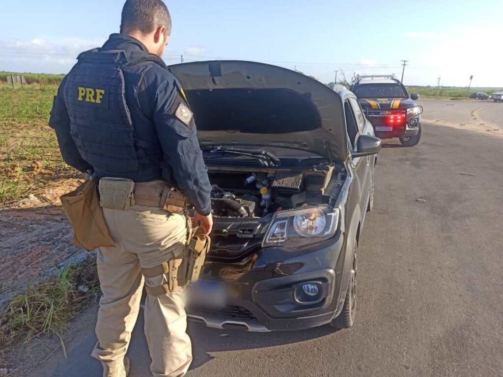 Durante abordagem, PRF recupera carro roubado em Pernambuco