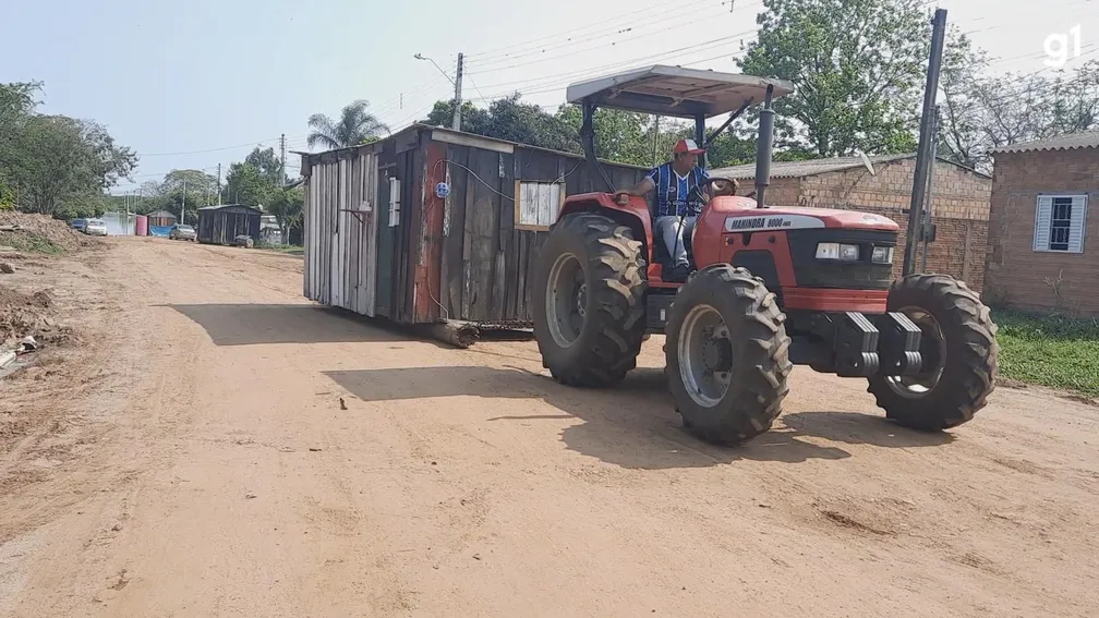 [Vídeo] Tratores movem casas de lugar, para que não sejam inundadas pelo rio Uruguai
