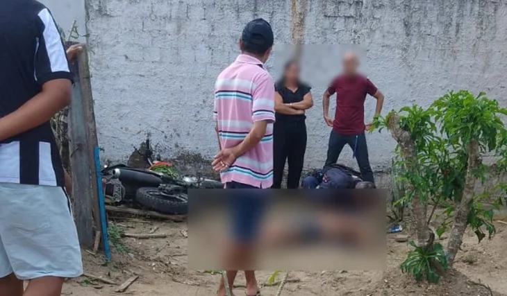 Motociclista perde o controle e colide com uma cerca de arames e com um muro, em Arapiraca
