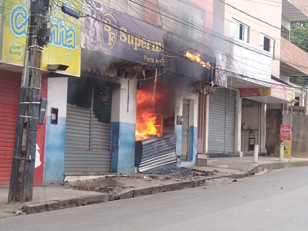 [Áudios e vídeos] Mercadinho é foco de incêndio, no Centro de Palmeira dos Índios