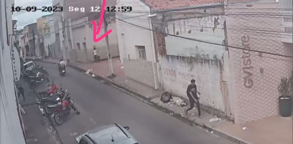 [Vídeo] Mulher pede copo d’água e rouba mais de R$ 3.500 de vítima, na rua da Rádio Sampaio, em Palmeira dos Índios