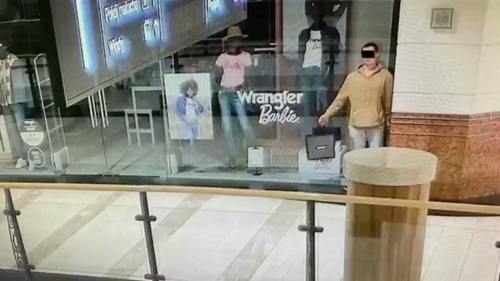 [Vídeo] Jovem é preso após roubar joias de um shopping e fingir ser um manequim de loja